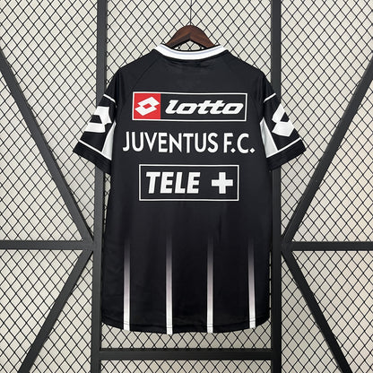 Juventus 2000-01 Away